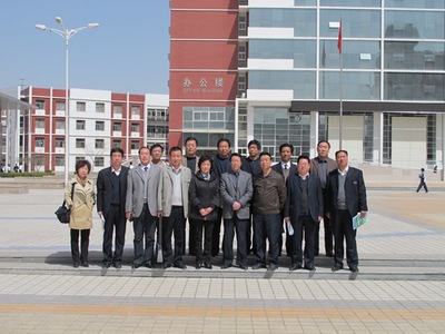 2011年穆明凤总经理与平凉市教育局局长及十三个示范高中的校长在六盘山高级中学交流学习时合影